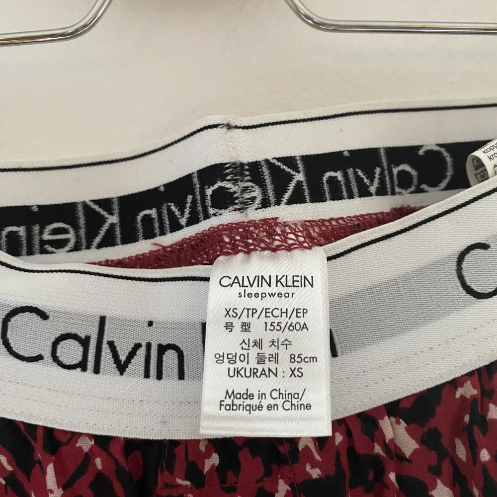 Calvin Klein byxor storlek XS Använda Max 2 gånger (hemma)  Ny skick!. Jeans & Byxor.