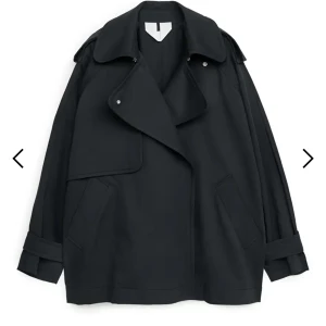 Arket jacka  - Kort trenchcoat från Arket, nyskick. Nypris 1790kr