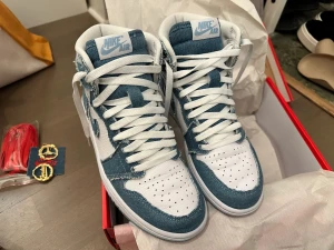 Nike air Jordan 1 high og denim 38.5 - Storlek 38.5  Mycket mycket bra skick, använda en gång bara.  All og finns  Kvitto finns 
