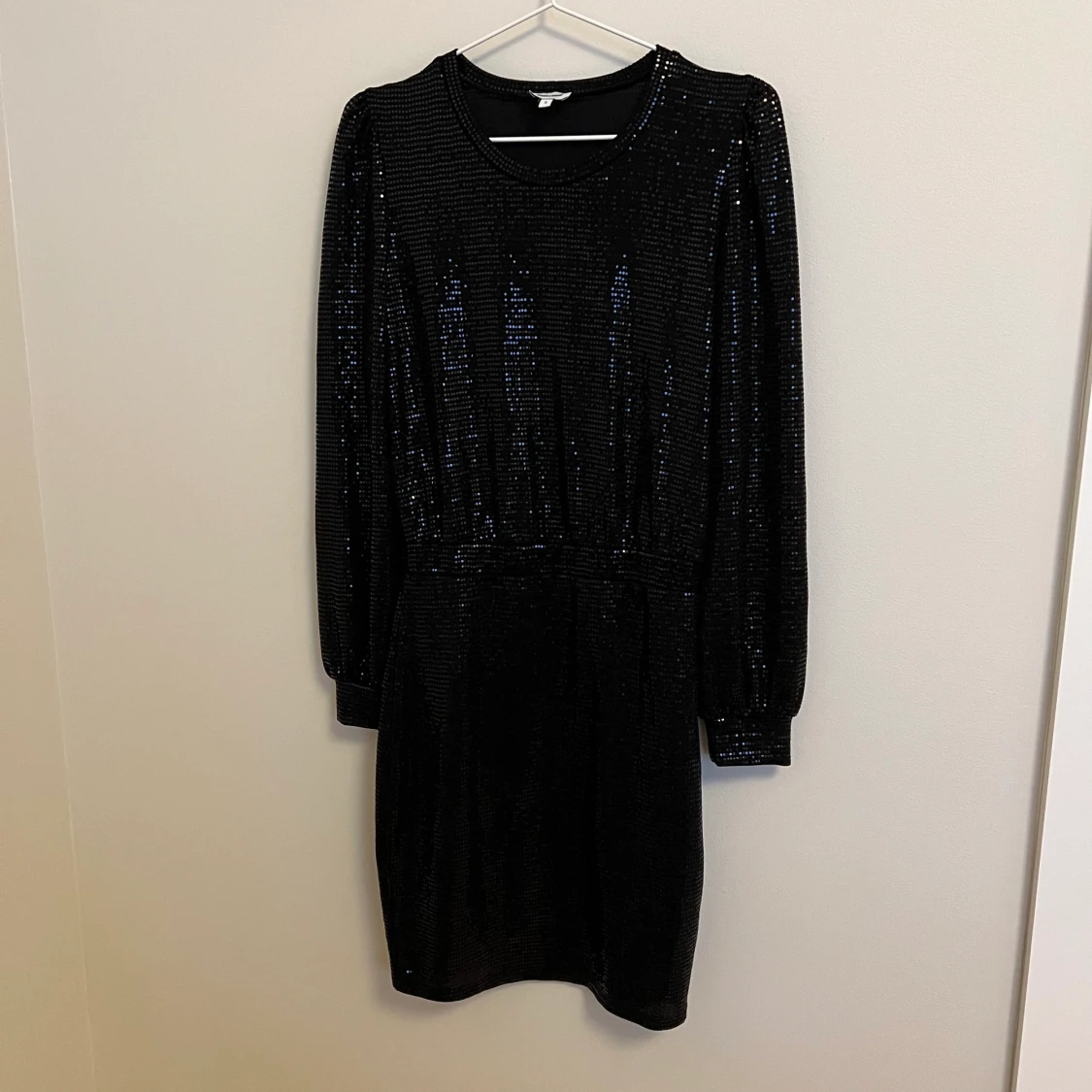 Svart, glittrig klänning