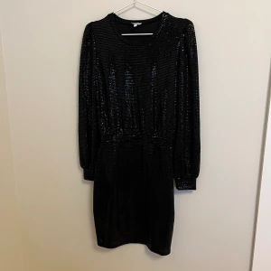 Svart, glittrig klänning - Köpt på bubbleroom för 1 år sedan. Endast använd en gång. Som ny. 