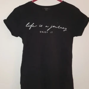 Svart T-shirt  - Frakt: 45kr  TRYCK INTE PÅ KÖP NU UTAN KONTAKTA MIG OM DU VILL KÖPA!!💘💘