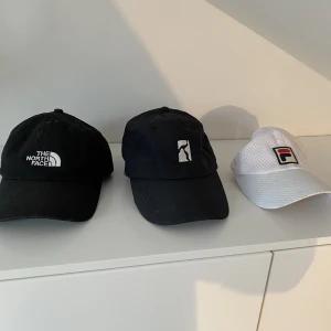Keps  - Säljer tre kepsar i fint skick! 200 kr för 200 för North Face kepsen. 200 för poeticcolective kepsen. 100 för Fila kepsen. 500 kr för alla tre