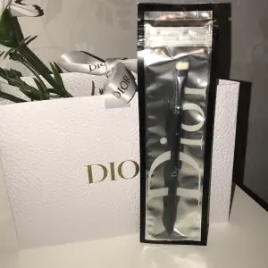 Säljer denna helt nya och oöppnade eyeliner brush från Dior, perfekt för att skapa en vingad Eyeliner från en ögonskugga eller kajal. 🤍