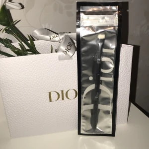 Äkta Dior eyeliner brush - Säljer denna helt nya och oöppnade eyeliner brush från Dior, perfekt för att skapa en vingad Eyeliner från en ögonskugga eller kajal. 🤍