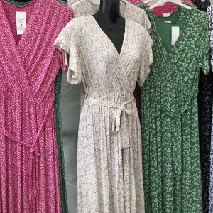 Sommarklänning - Säljer denna fina sommarklänning! (Det är den ljusa i mitten) Aldrig använd☀️ Köparen står för frakten