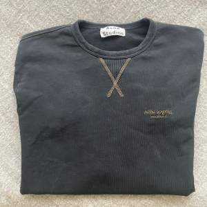 Sweatshirt från Acne, reverse logo. Strl XS men sitter mer som S/M. I använt skick.