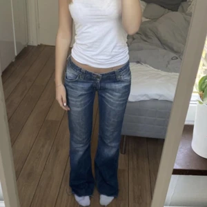 Lågmidjade jeans - Från märket lee. Köpta här på Plick men säljer då de var för korta på mig. Skulle säga att de passar någon som är ca 160 cm. Fint skick. Köpare står för frakten som kostar 69kr💕(första bilden är lånad)