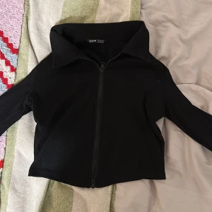 Svart topp - Svart topp från shein, storlek S. Bra skick. Står pretty girl på ärmarna