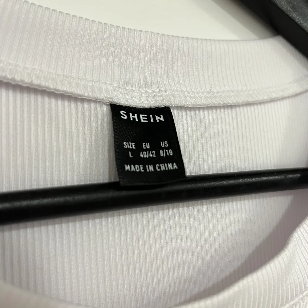 Säljer denna tröja från SHEIN i storlek L då jag inte använder den längre🥰 Ganska liten i storleken så skulle säga att den mer är en M. Använd 1 gång💕. T-shirts.