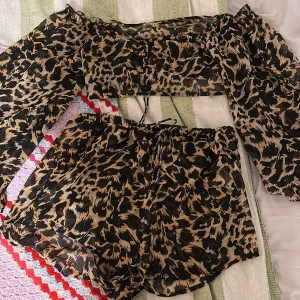 Leopard set - Set från boohoo, använd men inte många gånger. Tunnt material, storlek M men passar en S oxå