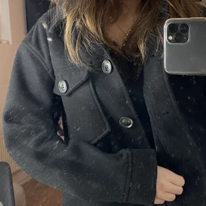 Vårjacka  - Fin jacka från Vero Moda 🥰 perfekt nu inför våren! Den är inte använd mycket och är därmed i fint skick. Skriv vid intresse💕