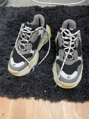 Balenciaga triple s 41 - Balenciaga triple s strl 41. Skorna är äkta. Köpt i marbella. Storleken passar även dig som som har 42.