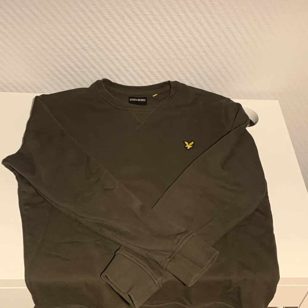 Olivgrön Lyle & Scott sweatshirt i storlek M. Tröjor & Koftor.