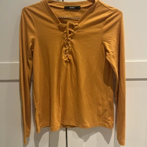 Tröja med snörning  - Tröja med snörning från Bikbok, använd få gånger