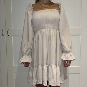 Sommarklänning  - Sommarklänning som jag har haft på mig 3 gånger. Nyskick.