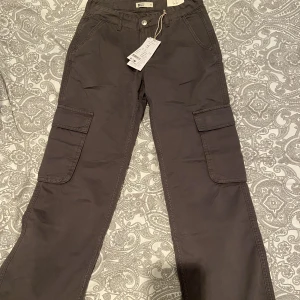 Low waist Cargo Pants - Helt nya low waist cargo pants ifrån Gina Tricot💕 beställde men det var en storlek för liten, så bara prövade annars helt oanvända!