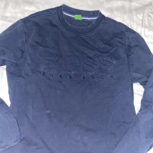 Boss tröja - Har ett par hål som är har sytts ihop. Skriv för fler bilder