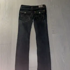 True religion jeans storlek30 i rätt så bra skick. Jag har för preferens har jag 34/36 i storlek så dom blir skinny på mig. (Dragkedjan på jeansen är isändet men har sytts upp så dom funkar lika bra)