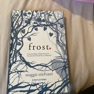 Säljer boken frost av Maggie stiefvater. 