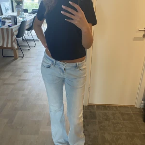 Lågmidjade jeans  - Ett par lågmidgade Bootcut LTB jeans i modellen Roxy från zalando som jag säljer då dem inte kommer till användning. Köparen står för frakt   Budet är fortfarande 450 då den som budat ångra sig