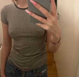 randig tshirt  - randig tshirt i bra skick, väldigt smickrande och stretchiga💕