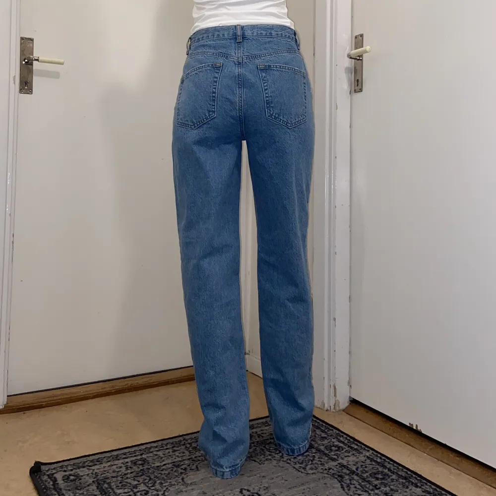 Jättefina mid waist straight leg jeans från asos storlek 28/32, färgen är mid blå. Använt endast 1 gång. Jag är 173cm. Jag är 173 cm. Jeans & Byxor.