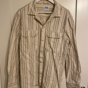 Zara Skjorta strl L - Fin lite grövre skjorta från Zara i strl L. 