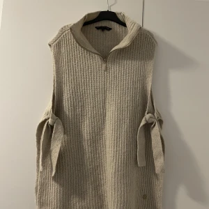 Väst - Väst ifrån Pernilla Wahlgrens kollektion. Knappt använd 