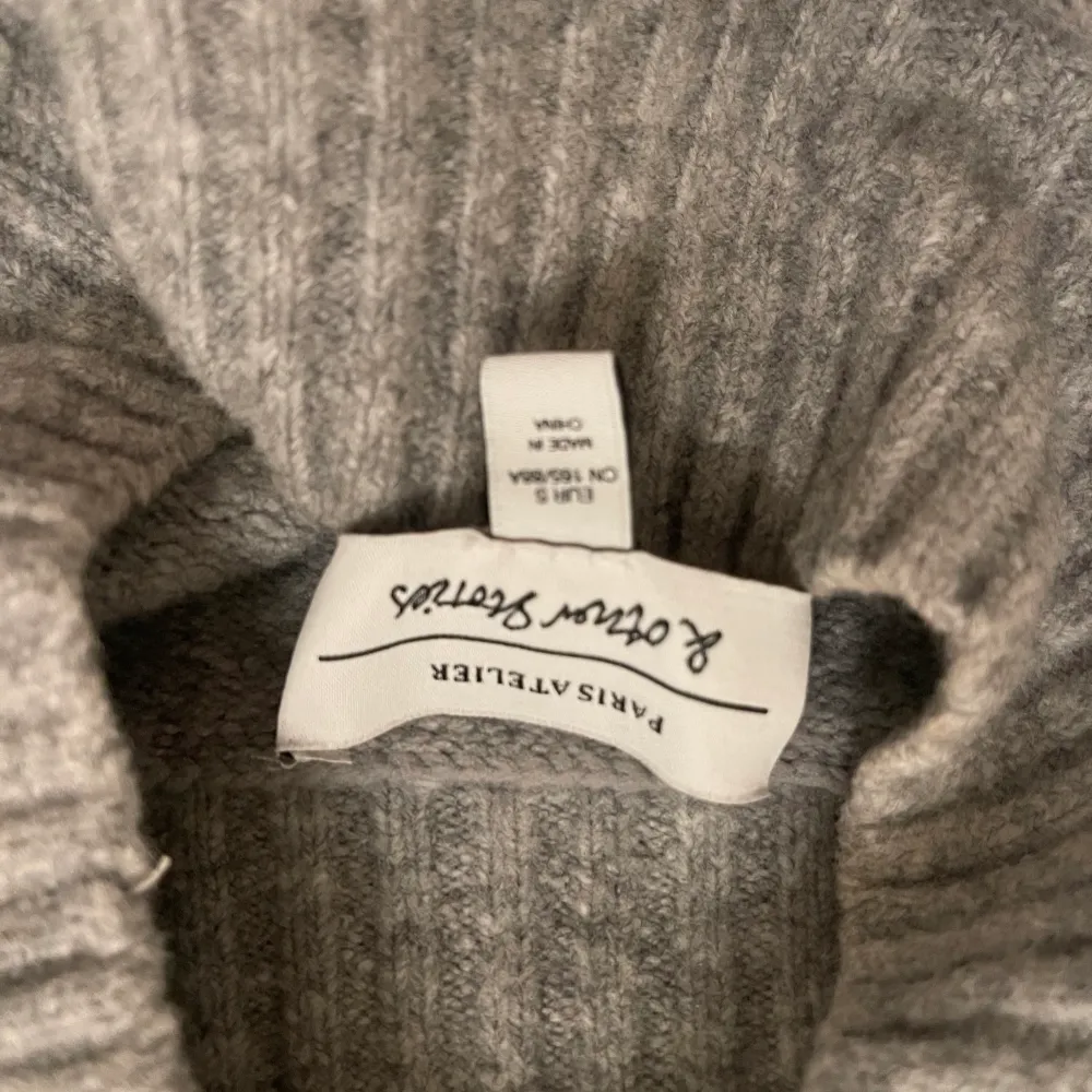 En grå stickad tröja från & Other Stories. Använd fåtal gånger, som ny. Storlek S. Nypris 890kr.. Stickat.