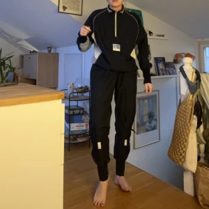 Träningsset - Sveriges ballaste träningsset. Jag tror att det är ett gammalt orienteringsställ. Men funkar till allt! Jag har haft det till rave och när jag är ute och springer✨