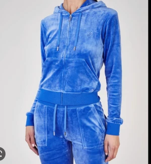 Juicy couture blått - Köpte detta juicy sett nyss men fick ett nytt i en annan färg strax efter. Använder inte detta sätt längre💓 