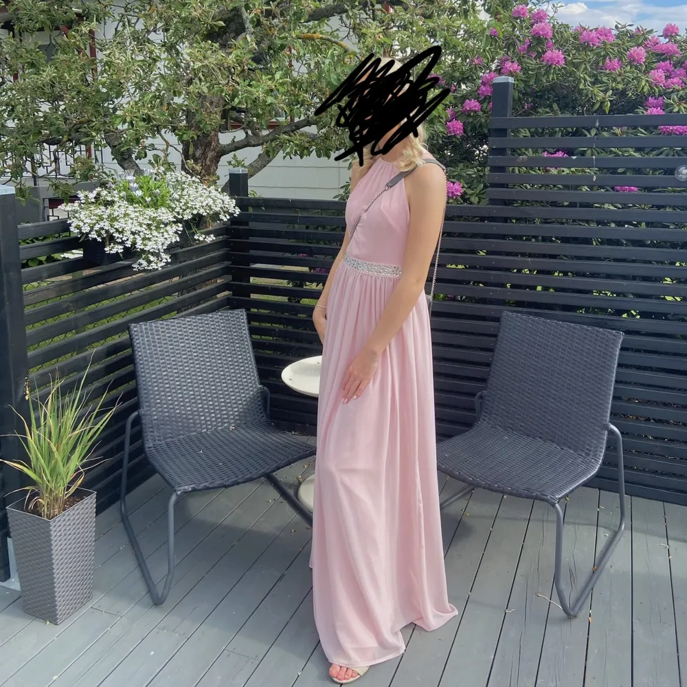 Säljer ljusrosa balklänning, använd en gång. Jag är 170 och har även klackar, skriv privat för mer frågor och bilder, köparen står för frakten❤️. Klänningar.