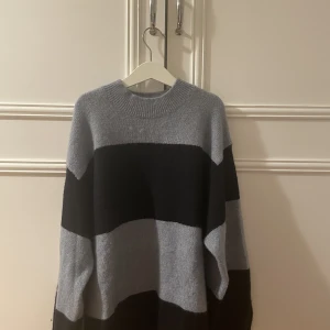 Stickad tröja - En superfin stickad tröja som nu blivit för liten för mig. Den är från hm och är i storlek XS. Kontakta mig om du har frågor eller behöver fler bilder! Köparen står för frakten. Betala med Swish!💕