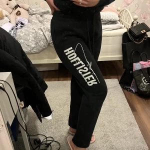 Hollister mjukisbyxa - Svart Hollister mjukusbyxa i storlek S, endast använd 1 gång. Har sidofickor och en bakficka på höger sida. Väldigt mjukt och skönt material inuti. 