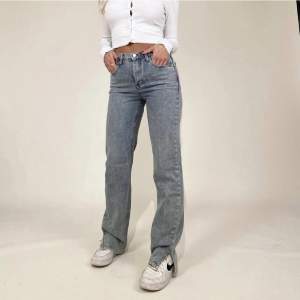 Ett par skitsnygga jeans från venderbys köpta för några år sedan som inte passar längre. Nypris ca 700 kr. Storlek L, men ganska små i storleken så skulle säga inte större än M. Väldigt sparsamt använda, första bilden är lånad💕pris kan diskuteras!
