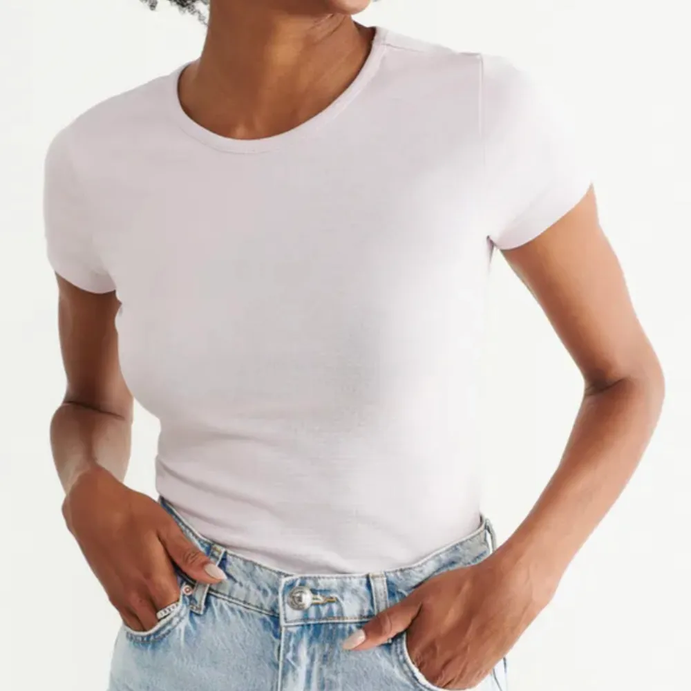 Säljer mina två t-shirts från Gina Tricot. Rosa i storlek S och blå i storlek M. Så fina både i modellen och färgerna. I nyskick. Säljer en för 120 inklusive frakt och båda för 200 inklusive frakt💗🍀. T-paidat.