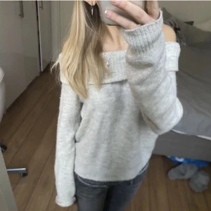 Stickad off shoulder tröja  - Säljer denna stickade off shoulder tröja, lägger upp igen pga oseriös köpare🥰 Har du någon fråga är det bara att höra av sig💕Direktpris: 200kr