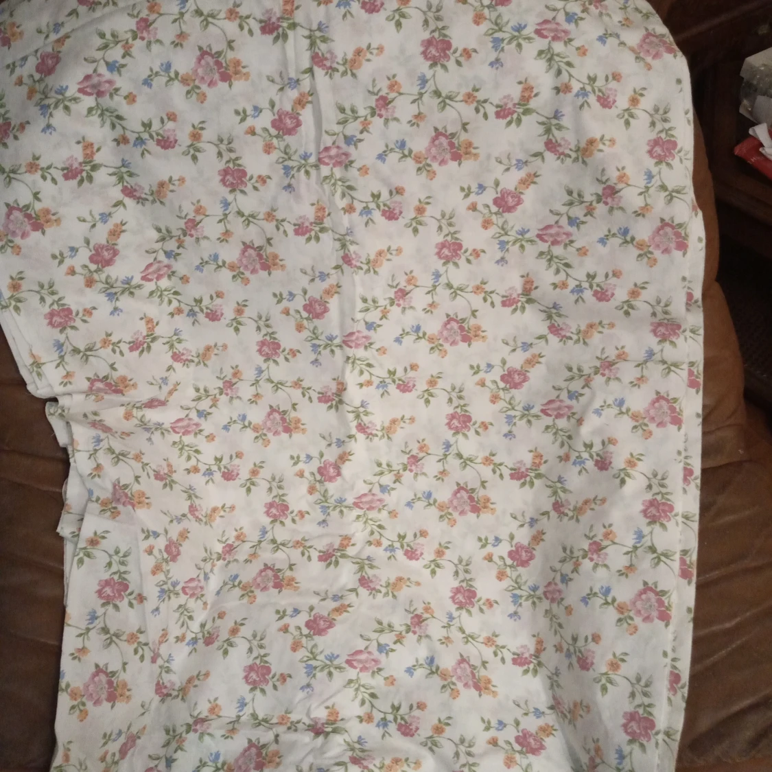 Vit blommigt Gardintyg metervara 4.5 metersbunt .