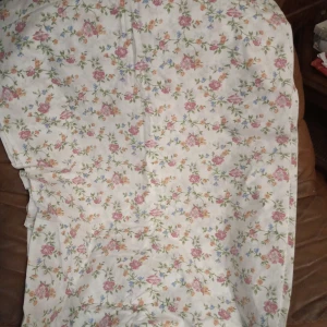 Vit blommigt Gardintyg metervara 4.5 metersbunt . - Fint och somrigt Gardintyg metervara 4,5 metersbunt  material bomull ,Polyester ,akryl  80 cm bred ...hämtas i Skene alt skickas o köpare betalar frakten o Swishbetalning tillämpas alt kontant betalning .