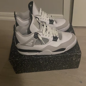 Jordan 4 military black - 10/10 skivk endast använda två gånger. Säljer eftersom de är för stora för mig. Box och kvitto och tagg finns. Köpta från Restock för 5700. Säljer för 4000 men pris kan diskuteras 