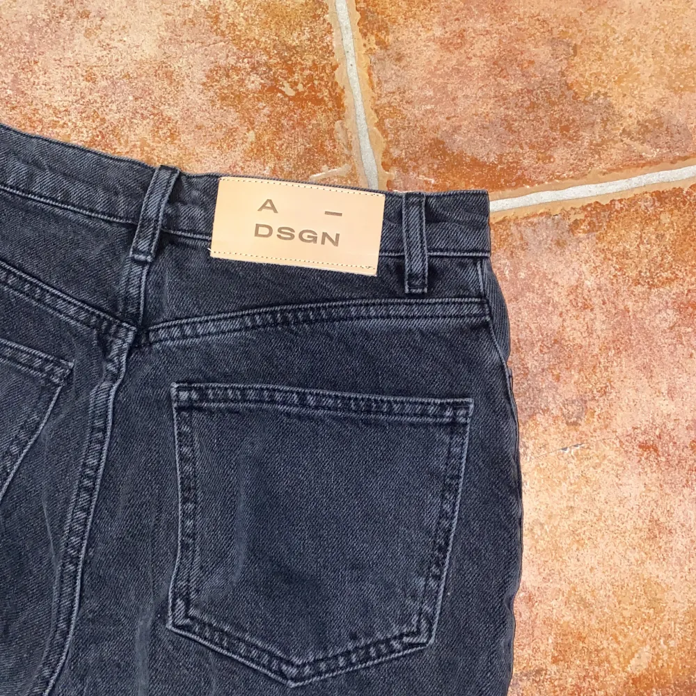 Svart tvättade jeans från A-dsgn. Aldrig använda så dom är i nyskick. Säljes pågrund av att dom är förstora. Jeans & Byxor.