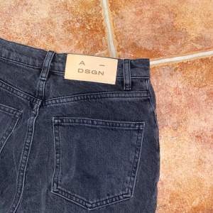 Svart tvättade jeans från A-dsgn. Aldrig använda så dom är i nyskick. Säljes pågrund av att dom är förstora