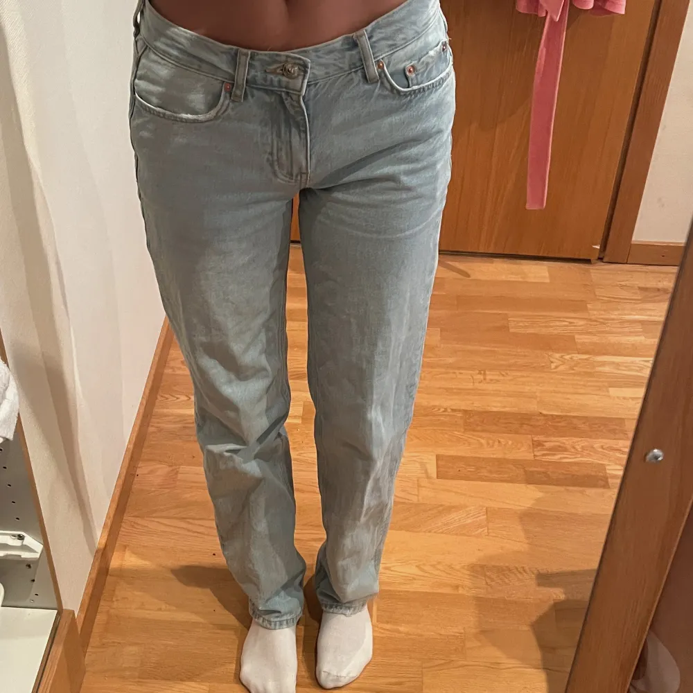 Jätte snygga lågmidjade jeans från Gina🤍 säljer dessa för att jag inte rikigt har använt dom så mycket! Jag är 1,74 cm och dom passar bra i längden🥰Byxorna är i storlek 32 men är lite stora i storleken så passar mig som har storlek 34 i vanliga fall🥰. Jeans & Byxor.