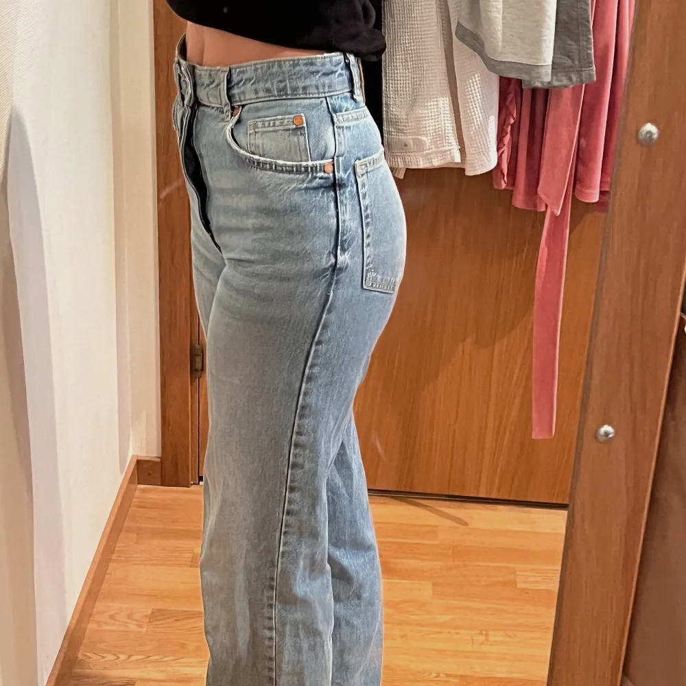 LJUSET I MITT RUM ÄR JÄTTE DÅLIGT! Så byxorna ser ut som på bilden från H&M! Säljer dessa byxorna för tycke dom sitter för tajt runt höfterna. Men super snygga jeans i storlek 32🥰 jag är 1,74 cm! . Jeans & Byxor.