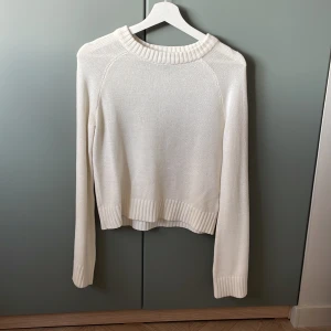 Vit stickad tröja - Vit stickad tröja från hm med utsvängda ärmar. Används ej
