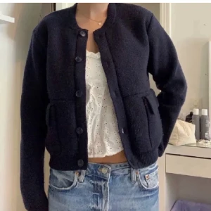 Kofta  - Säljer denna marinblåa kofta från Carin Wester. (Lånade bilder från förra ägaren)