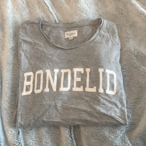 Grå Bondelid tröja - Säljer för att den inte kommer till användning. Men i övrigt är det en väldigt fin tröja som lätt går att styla. Köpare står för fraktkostnaden, men kan även mötas (bestämmer via dm vart isf). 