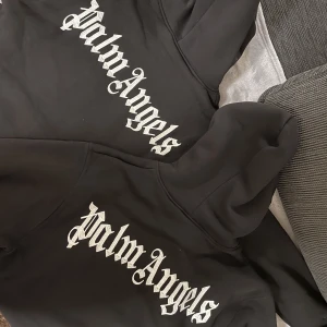 Palm angels - Säljer dessa jätte fina palm angels tröjor , dessa är aldrig använda.  De är en för tjej och kille men båda är exakt likadana en är M och andra är S man kan köpa en eller båda❤️1 för 600 båda för 1000