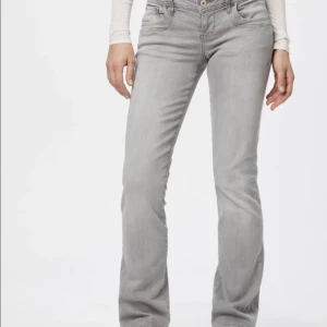 Grå låg midjade jeans - Super fina LIKNANDE låg midjade/mid waist grå byxor som på bilen,som jag tyvärr inte använder längre💕barn strl 158 men skulle säga att de motsvarar xxs/xs/s beroende hur man